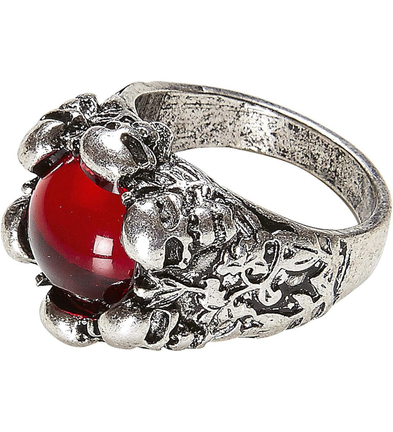 Egy gyűrű koponyákkal és egy piros drágakővel